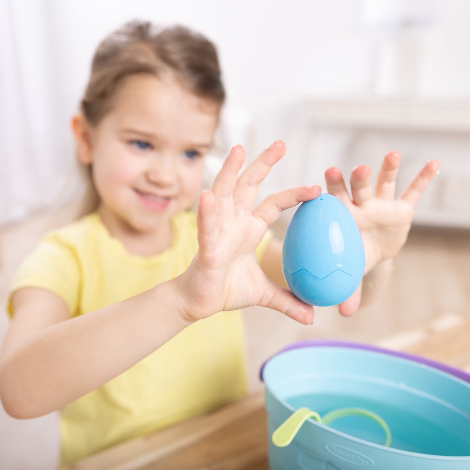 Melissa & Doug Water Wow Egg Decorating Play Set, Reusable Mess-Free Coloring, Easter Eggs Pretend Play Toy for Preschool Kids Ages 3+